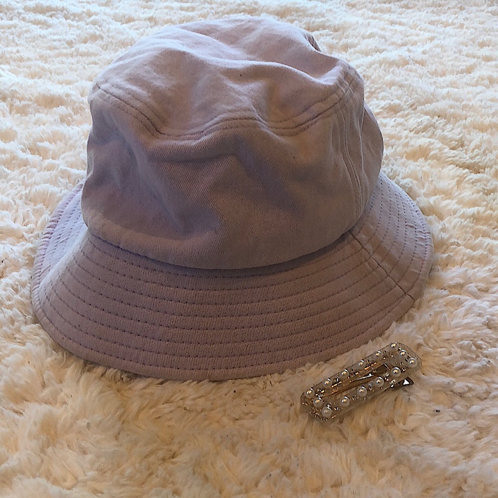 Bucket hat + diamond hair clip🌟